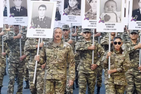 Tổng thống Ilham Aliyev, Đệ nhất phu nhân Mehriban Aliyeva tham gia cuộc diễu hành, ngày 27/9