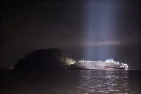 Một chiếc phà của Hàn Quốc chở khoảng 260 hành khách bị mắc kẹt gần một hòn đảo đá trên biển ngoài khơi Shinan, Hàn Quốc, ngày 19/11. Ảnh: Reuters.