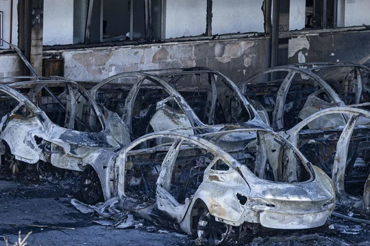 Cảnh tượng những chiếc xe bị cháy rụi tại một đại lý xe hơi Tesla ở ngoại ô Rome, Italy vào ngày 31/3. Ảnh: ANSA.