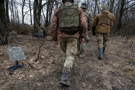 Quân nhân Ukraine đi ngang qua một thiết bị đầu cuối Internet vệ tinh Starlink. Ảnh: Getty.