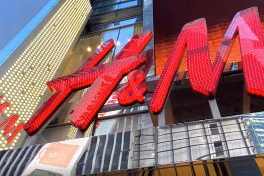 H&M báo cáo thất thu trong quý đầu tiên, sau khi đưa ra bình luận gây tranh cãi về Tân Cương (Ảnh: Reuters)