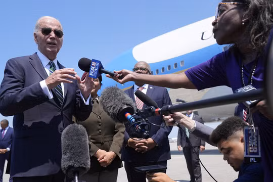 Tổng thống Joe Biden nói chuyện với các phóng viên vào ngày 13/8 tại Sân bay Quốc tế Louis Armstrong, New Orleans (Ảnh: Getty)