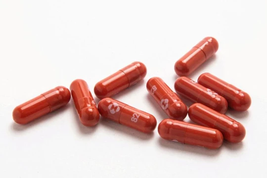 Molnupiravir của hãng dược Merck & Co được FDA cấp phép sử dụng trong điều trị COVID-19 (Ảnh: Reuters)