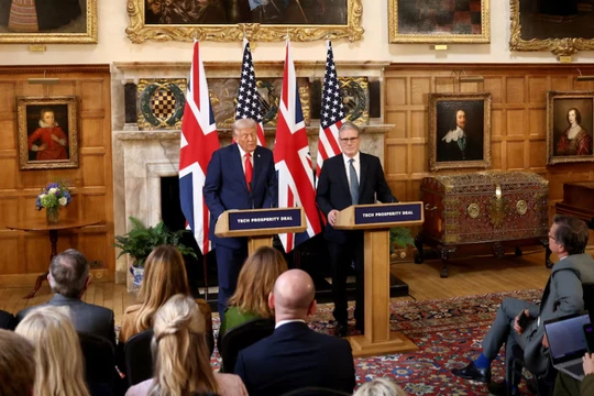 Tổng thống Mỹ Donald Trump và Thủ tướng Anh Keir Starmer tổ chức họp báo sau cuộc gặp tại Chequers, gần Aylesbury, Anh ngày 18/9. Ảnh: Reuters.