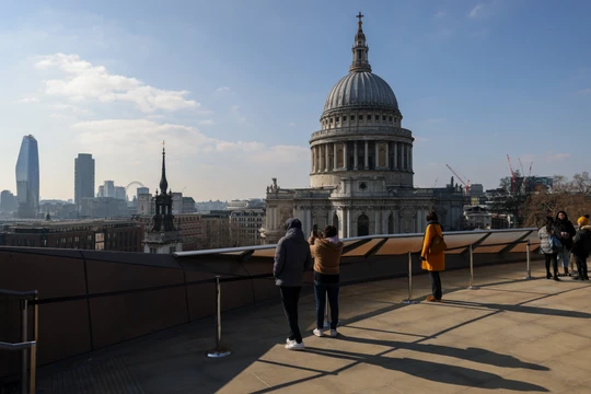 Nợ ròng khu vực công của Anh vượt GDP lần đầu tiên trong vòng 6 thập kỷ (Ảnh: CNBC)