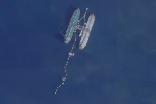 Hình ảnh vệ tinh cho thấy tàu chở dầu Skipper và một tàu khác ngoài khơi cảng Port Jose, Venezuela, vào ngày 18/11. Ảnh: Reuters.