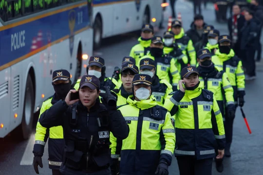 Lực lượng cảnh sát tại khu vực gần nơi ở của Tổng thống Yoon Suk Yeol. Ảnh: Reuters.