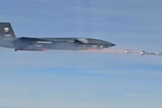 Bayraktar Kizilelma phóng tên lửa không đối không dẫn đường bằng radar. Ảnh: MW.