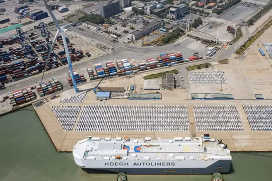 Xe ô tô xuất khẩu gần cảng Thiên Tân ngày 30/6/2023 (Ảnh: Bloomberg)