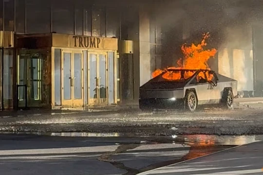 Ngọn lửa bốc lên từ chiếc Tesla Cybertruck sau khi nó phát nổ bên ngoài Khách sạn Trump International ở Las Vegas, Nevada, Mỹ vào ngày 1/1. Ảnh: Reuters.