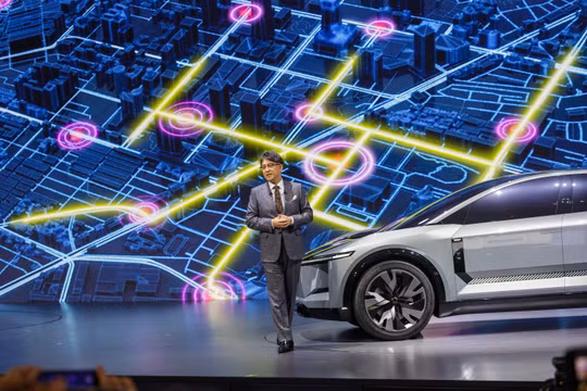 CEO Toyota Koji Sato nói về nền tảng phần mềm Arene của công ty tại triển lãm ô tô tổ chức trong tuần này ở Tokyo (Ảnh: WSJ)