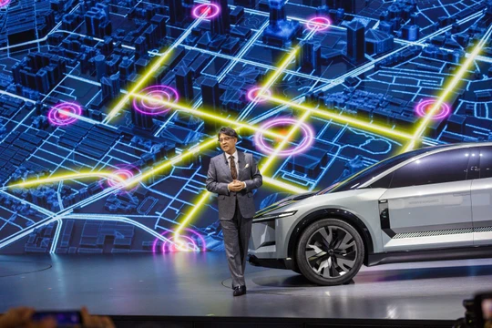 CEO Toyota Koji Sato nói về nền tảng phần mềm Arene của công ty tại triển lãm ô tô tổ chức trong tuần này ở Tokyo (Ảnh: WSJ)