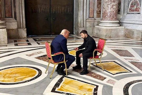Tổng thống Mỹ Donald Trump và người đồng cấp Ukraine Volodymyr Zelensky trong cuộc gặp tại Vatican. Ảnh: Getty.