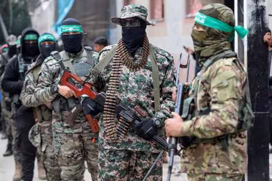 Các chiến binh Hamas tuần tra trong bối cảnh lệnh ngừng bắn với Israel, ở trung tâm Dải Gaza, ngày 7/2. Ảnh: Reuters.