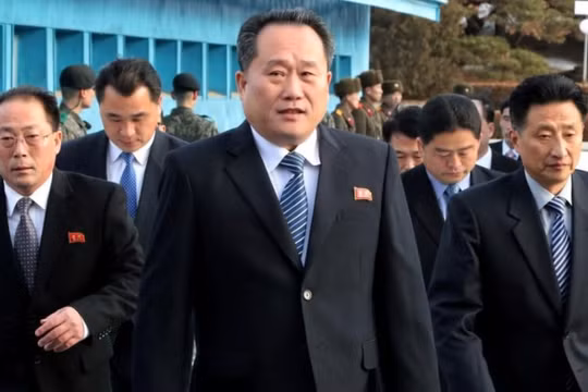 Phái đoàn Triều Tiên do ông Ri Son Gwon dẫn đầu tới tham dự một cuộc họp tại làng Panmunjom ngày 9/1/2018 (Ảnh: Reuters)