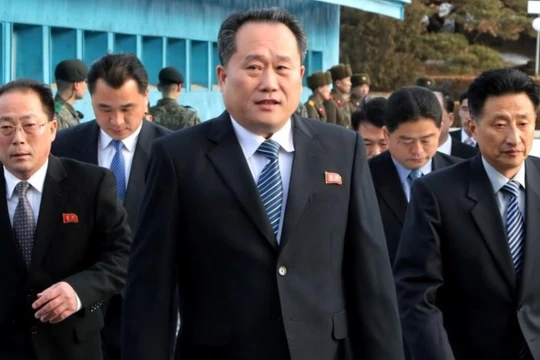 Phái đoàn Triều Tiên do ông Ri Son Gwon dẫn đầu tới tham dự một cuộc họp tại làng Panmunjom ngày 9/1/2018 (Ảnh: Reuters)