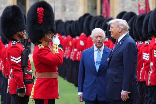Tổng thống Mỹ Donald Trump và Vua Charles III của Anh duyệt đội danh dự sau khi đến Lâu đài Windsor ở Windsor, Anh ngày 17/9. Ảnh: Reuters.
