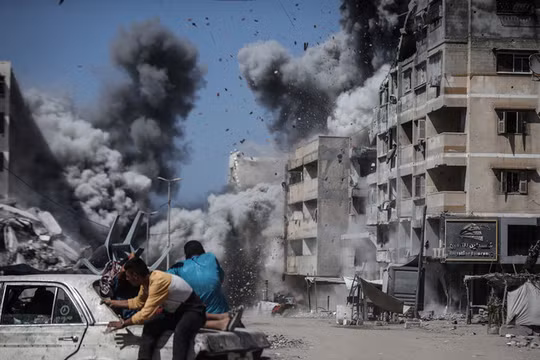 Một cuộc không kích của Israel vào thành phố Gaza vào ngày 27/9. Ảnh: Getty.