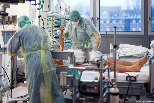 Biến chủng Omicron lây lan nhanh, tạo thêm gánh nặng cho hệ thống y tế công của nhiều nước (Ảnh: DW)