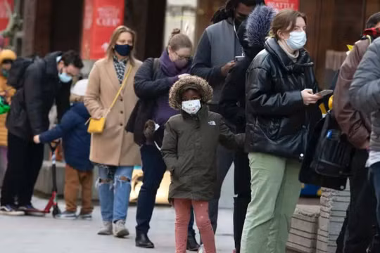 Mặc dù chỉ gây triệu chứng nhẹ, nhưng số ca tử vong do Omicron đã vượt Delta giai đoạn đỉnh dịch (Ảnh: AP)