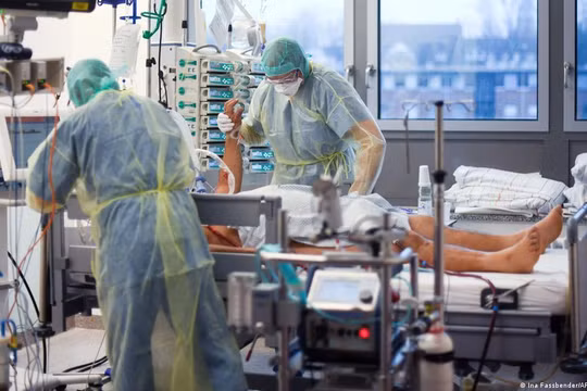 Biến chủng Omicron lây lan nhanh, tạo thêm gánh nặng cho hệ thống y tế công của nhiều nước (Ảnh: DW)