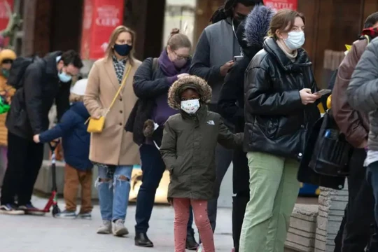 Mặc dù chỉ gây triệu chứng nhẹ, nhưng số ca tử vong do Omicron đã vượt Delta giai đoạn đỉnh dịch (Ảnh: AP)