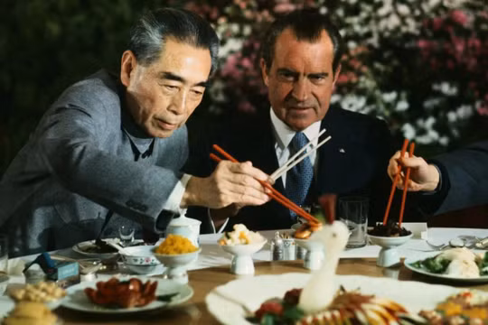 Tổng thống Mỹ Richard Nixon (phải) và Thủ tướng Trung Quốc lúc bấy giờ là Chu Ân Lai dùng bữa trong chuyến thăm chính thức của ông Nixon tới Trung Quốc năm 1972. Ảnh: Getty.