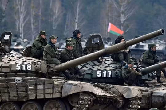 Đội xe tăng Belarus trong một cuộc tập trận quân sự ở vùng Brest năm 2023. Ảnh: Sputnik.