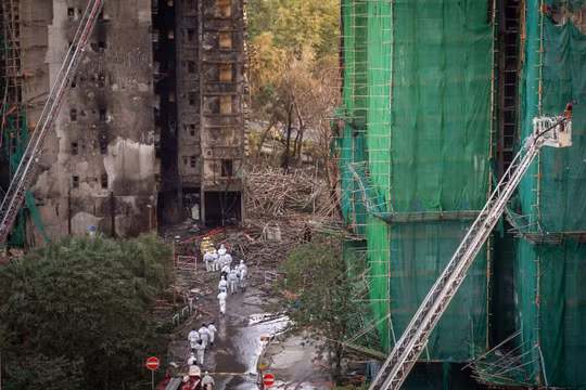 Các thành viên của Đơn vị nhận diện nạn nhân thảm họa có mặt tại hiện trường vụ hỏa hoạn ở Hong Kong. Ảnh: SCMP.