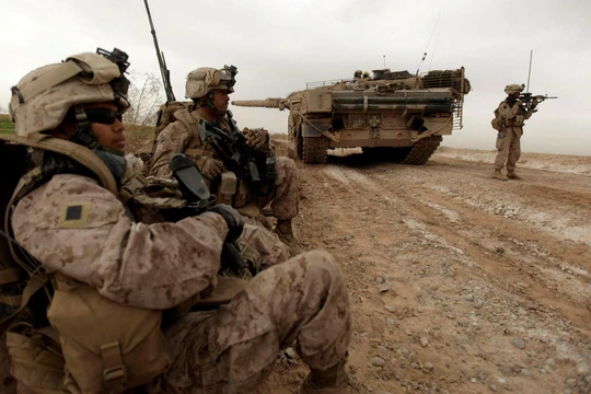 Việc Mỹ rút quân đã tạo nên một mớ bòng bong ở Afghanistan (Ảnh: FT)