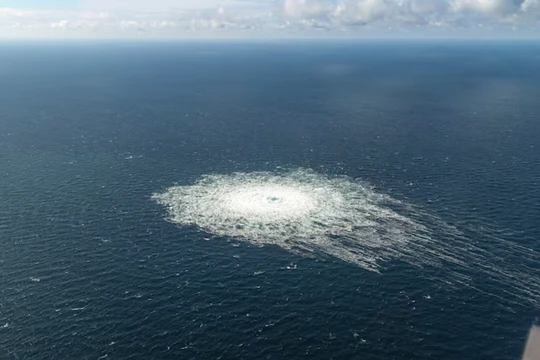 Rò rỉ khí đốt tại đường ống Nord Stream 2 nhìn từ máy bay đánh chặn F-16 của Đan Mạch trên đảo Bornholm, Đan Mạch, ngày 27/9/2022. Ảnh: Reuters.