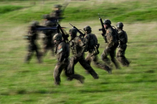 Tân binh của Quân đội Đức tham gia tập trận chiến đấu tại doanh trại Westfalen-Kaserne ở Ahlen, miền Tây nước Đức. Ảnh: AFP.