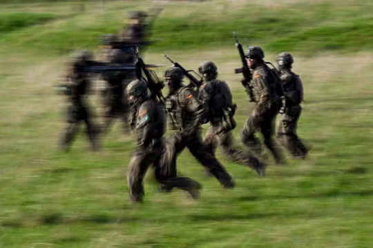 Tân binh của Quân đội Đức tham gia tập trận chiến đấu tại doanh trại Westfalen-Kaserne ở Ahlen, miền Tây nước Đức. Ảnh: AFP.