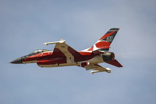 Một máy bay chiến đấu F-16 của Đan Mạch bay tại một buổi trình diễn hàng không ở Athens, Hy Lạp vào ngày 5/9/2021. Ảnh: Getty.