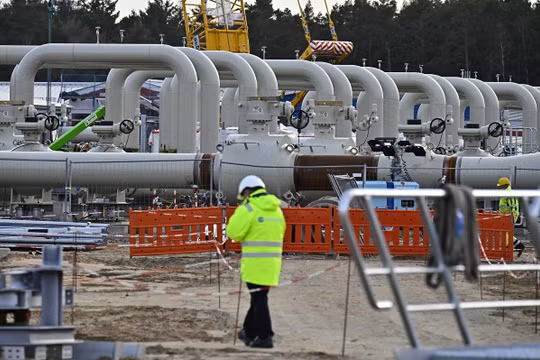 Một công nhân đứng tại công trình xây dựng dự án Nord Stream 2 ở Lubmin, Đức (Ảnh: AFP)