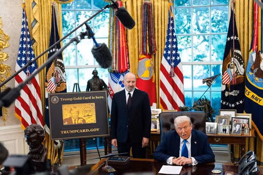 Tổng thống Trump đã áp phí 100.000 USD cấp thị thực cho lao động nước ngoài có tay nghề. Ảnh: NYTimes.