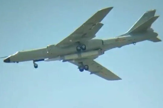 H-6N, một biến thể của máy bay ném bom H-6, được trang bị tên lửa đạn đạo (Ảnh: Military Watch)