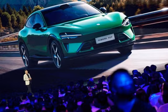 Nhà sáng lập kiêm giám đốc điều hành Xiaomi Lôi Quân giới thiệu mẫu SUV điện YU7 tại sự kiện ra mắt ở Bắc Kinh vào ngày 22/5. Ảnh: Reuters.
