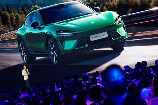 Nhà sáng lập kiêm giám đốc điều hành Xiaomi Lôi Quân giới thiệu mẫu SUV điện YU7 tại sự kiện ra mắt ở Bắc Kinh vào ngày 22/5. Ảnh: Reuters.