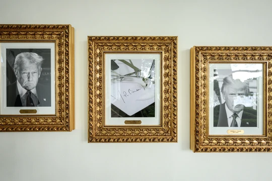 Chân dung ông Joe Biden được thay thế bằng ảnh một chiếc bút ký tự động. Ảnh: X/Nhà Trắng.