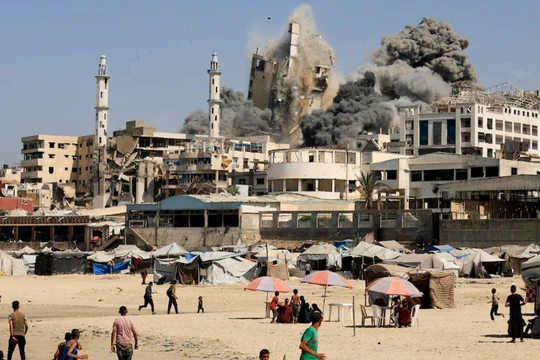 Khói bốc lên từ tòa tháp Al-Ghefari sau khi bị không kích bởi Israel. Ảnh: Reuters.