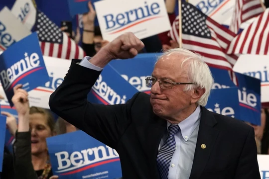 Ứng viên Bernie Sanders ăn mừng chiến thắng sau khi giành vị trí thứ nhất trong cuộc bầu cử sơ bộ ở New Hampshire (Ảnh: Sky News)