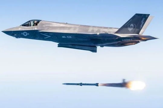 F-35 phóng tên lửa AIM-120. Ảnh: MW.