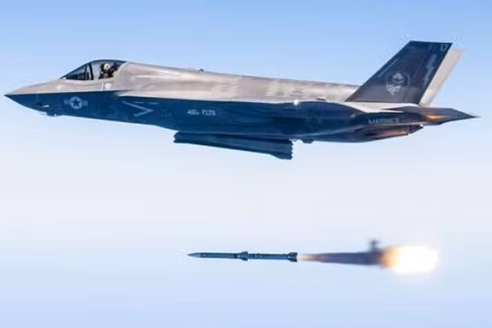 F-35 phóng tên lửa AIM-120. Ảnh: MW.
