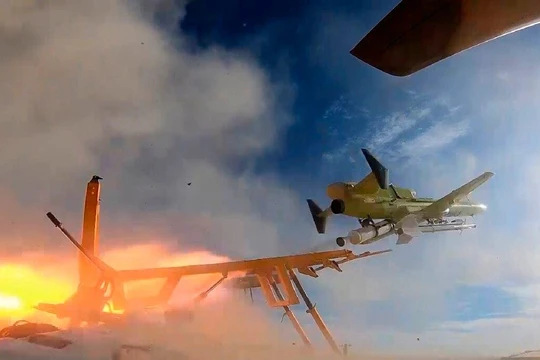 Hình ảnh quân đội Iran công bố hôm 6/1 cho thấy một mẫu drone được phóng trong cuộc tập trận ở địa điểm không xác định (Ảnh: AP)