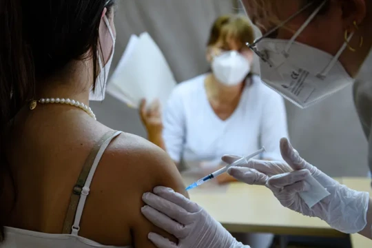 Một bác sĩ tiêm vaccine ngừa COVID-19 của Pfizer-BioNTech cho bệnh nhân tại Leipzig, Đức trong đại dịch toàn cầu năm 2021. Ảnh: Getty.