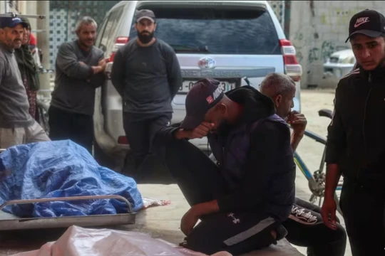 Người thân đau buồn bên thi thể của 3 người đàn ông Palestine thiệt mạng trong cuộc tấn công bằng máy bay không người lái của Israel ở phía đông trại Bureij, tại bệnh viện al-Aqsa Martyrs ở Deir el-Balah, miền trung Dải Gaza vào ngày 17/3. Ảnh: AFP.