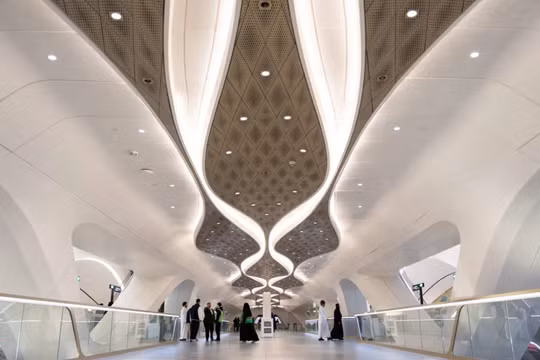 Ra mắt vào tháng 12/2024, Riyadh Metro mang đến ý nghĩa mới cho câu nói "Không phải đích đến, mà là hành trình". Ảnh: CNN.