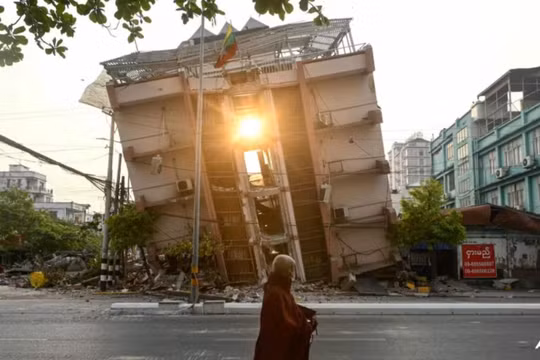 Một nhà sư đi ngang qua một tòa nhà bị sập ở Mandalay vào ngày 1/4, vài ngày sau trận động đất kinh hoàng ở Myanmar. Ảnh: AFP.