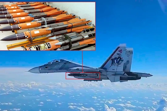 Chiến đấu cơ Su-30MK2 của Venezuela với tên lửa chống hạm Kh-31A. Ảnh: MW.